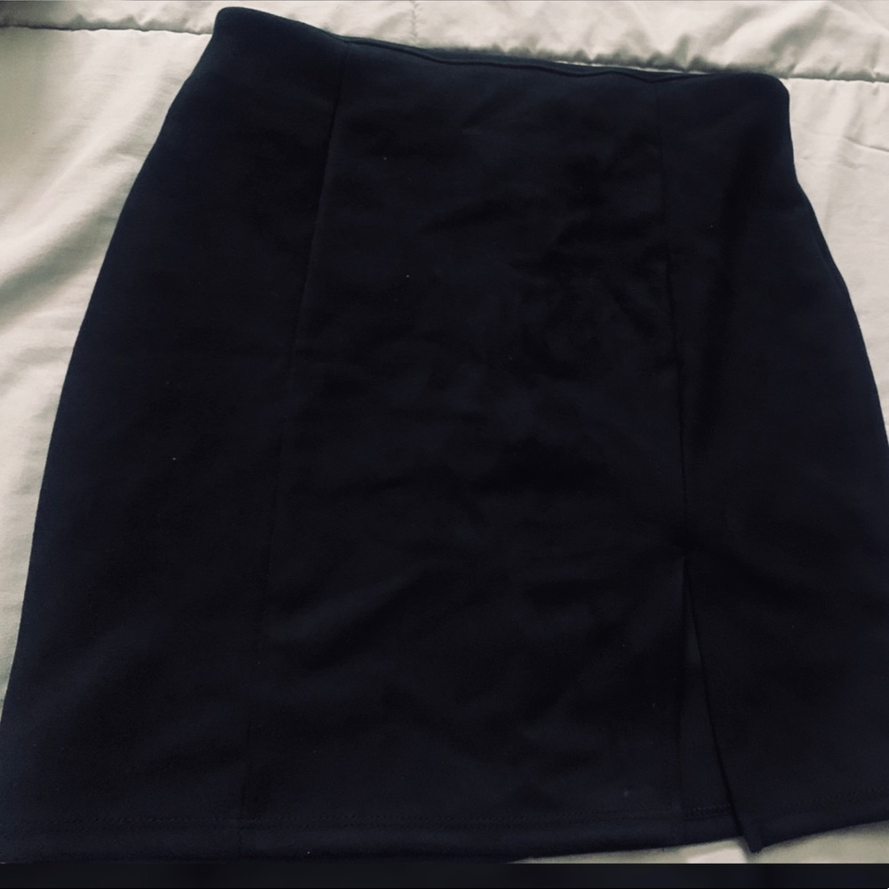mini skirts with side slits🖤